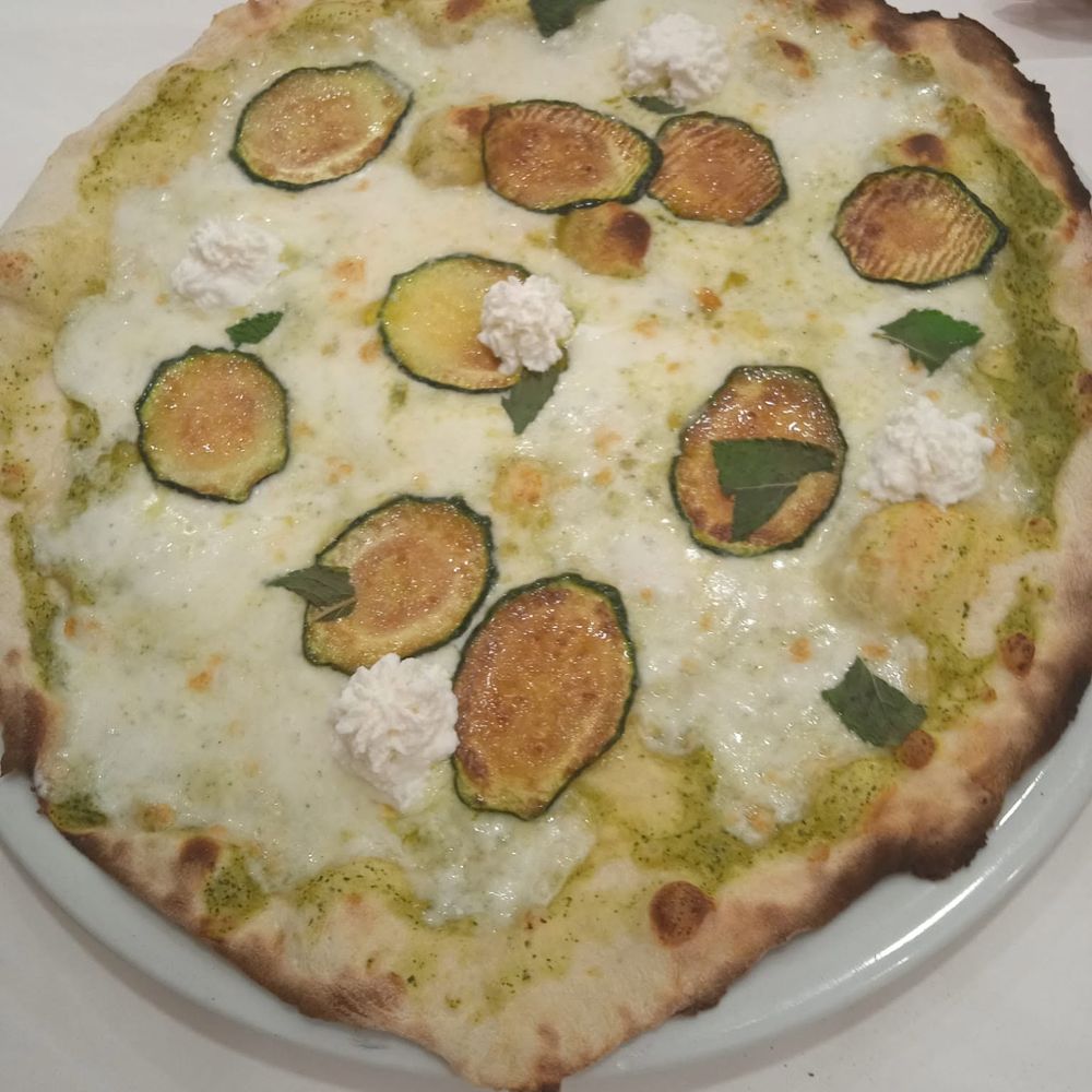 Pizza bianca con zucchine e ciuffi di ricotta