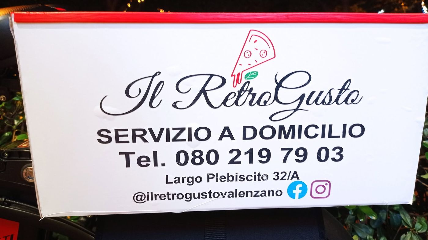 Il bauletto delle consegne con la scritta «Servizio a domicilio, Tel. 080 219 79 03»