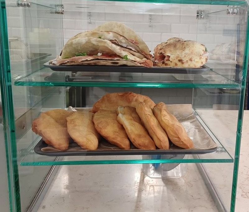 Panzerotti fritti nella vetrina del bancone